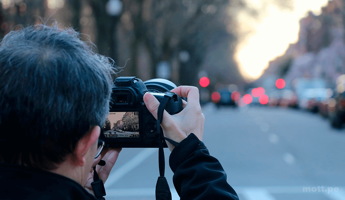 Consejos para una buena fotografía callejera, tomar varias fotos en la calle y elegir bien el lugar