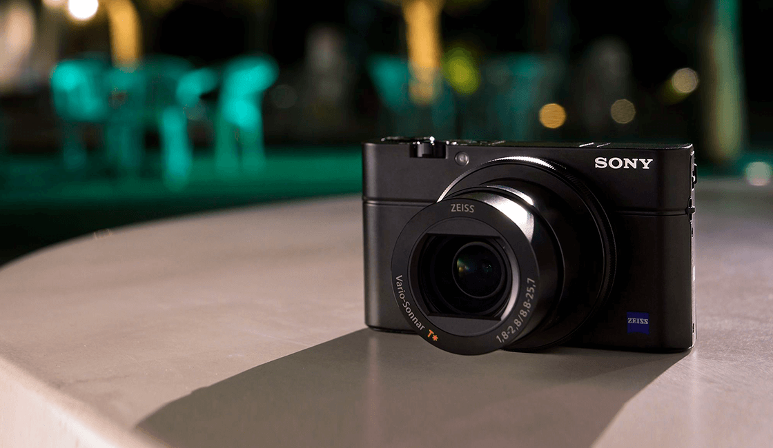 Sony-Cyber-shot-RX100-III-es-una-cámara-compacta-para-viajes