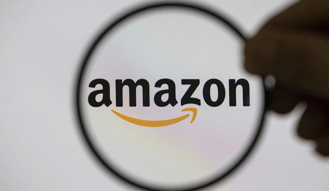 Amazon denuncia a grupos de Facebook por reseñas falsas