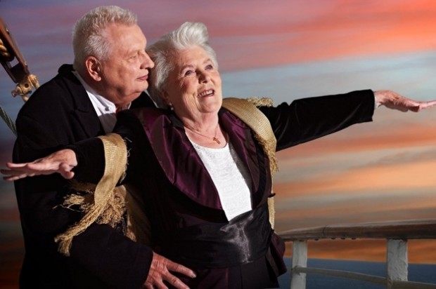 Escena de Titanic interpretada por ancianos
