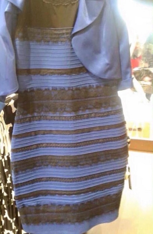 el vestido de color azul o dorado