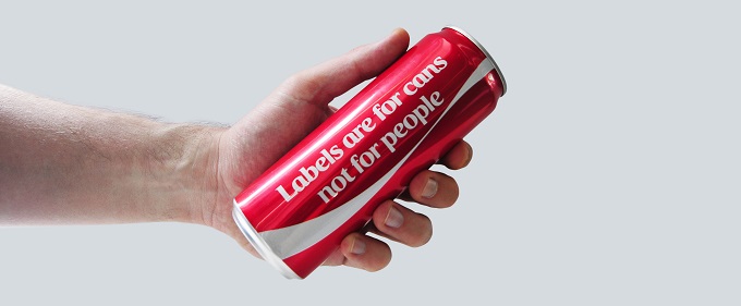 latas sin logos Coca-Cola